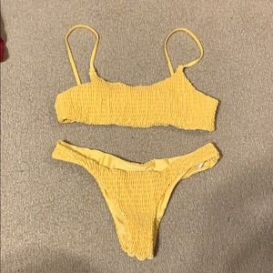 Trendy yellow scrunch bikini